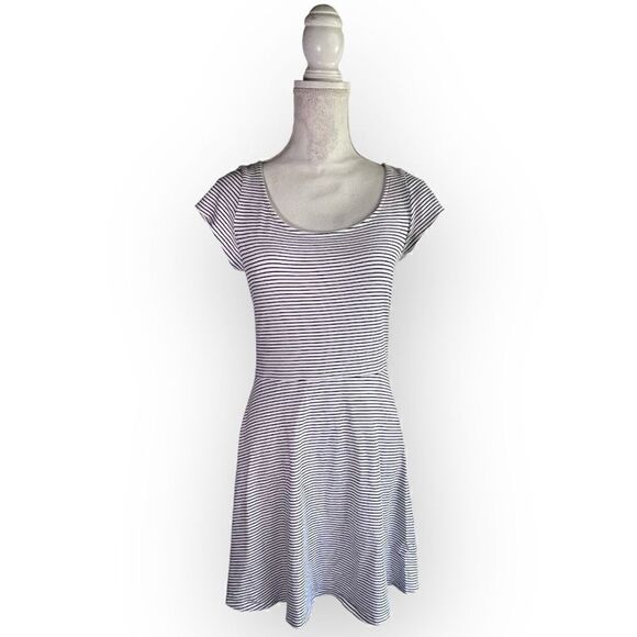 AMERICAN EAGLE OPEN CUTOUT CRISSCROSSED BACK SKATER DRESS BLACK & WHITE LARGE - Picture 1 of 9
